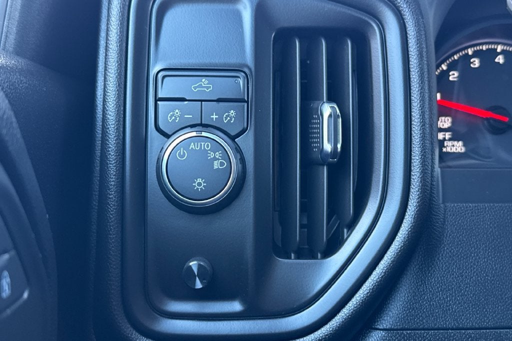 2025 Chevrolet Silverado 1500 Custom