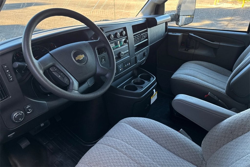 2025 Chevrolet Express Cutaway 3500 1WT