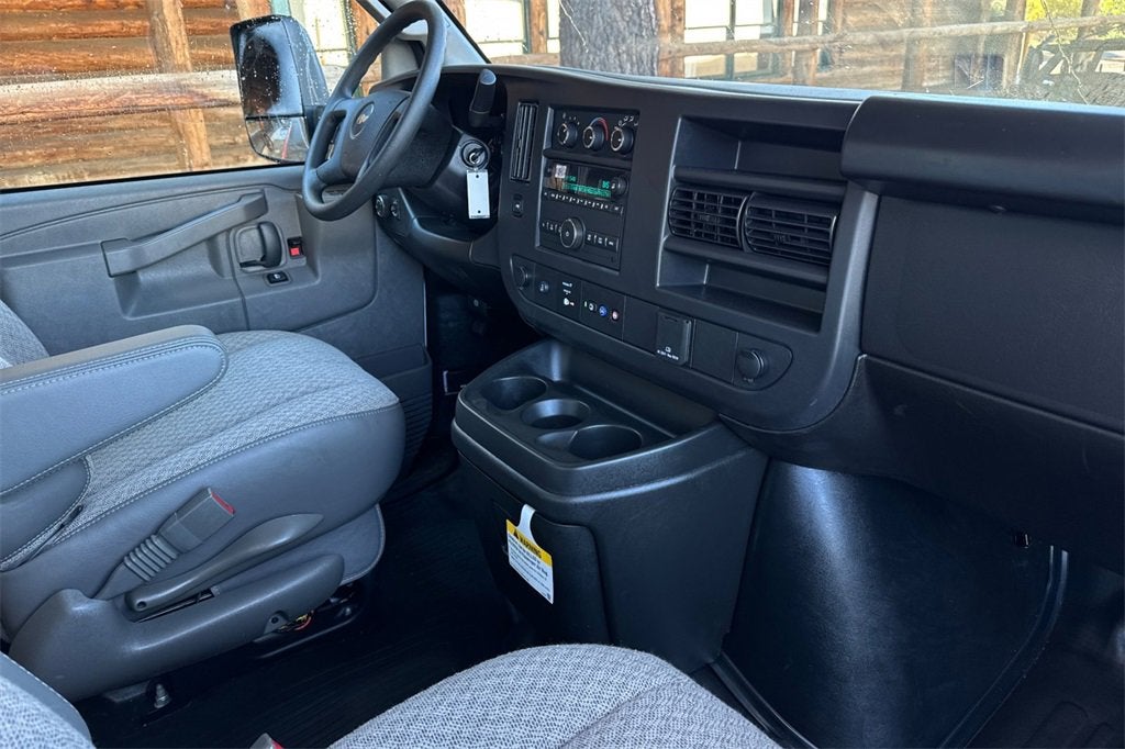 2025 Chevrolet Express Cutaway 3500 1WT