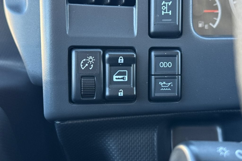 2024 Isuzu NRR Base