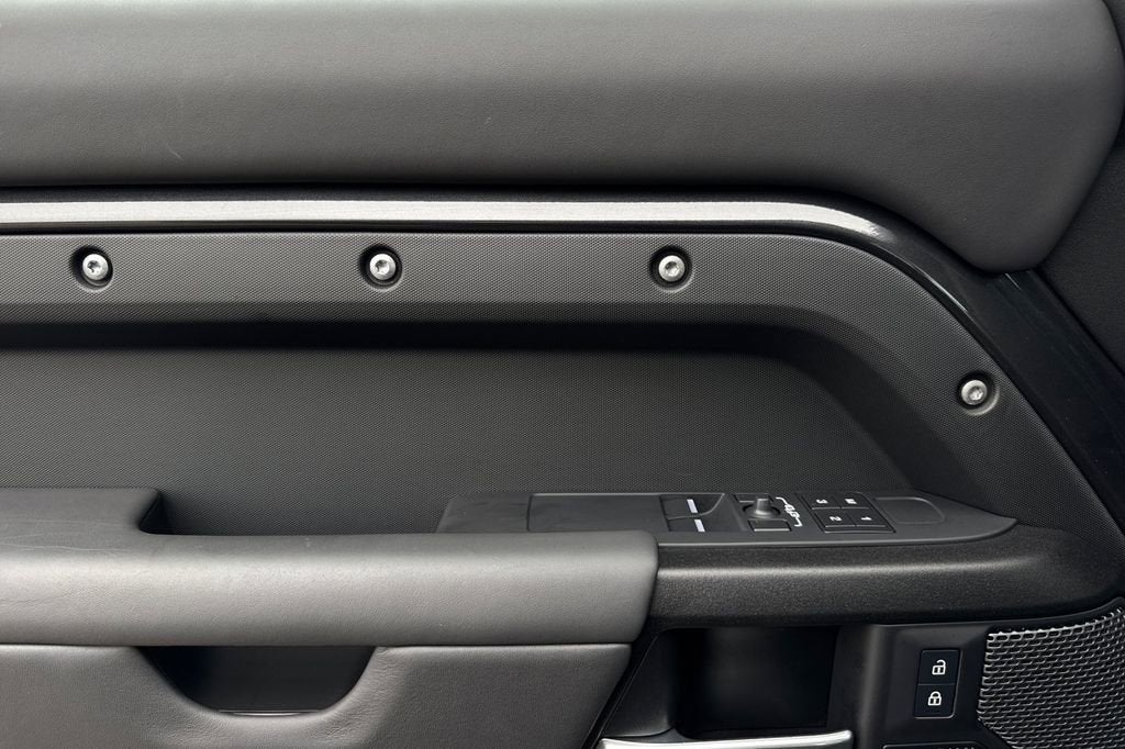 2023 Land Rover Defender V8