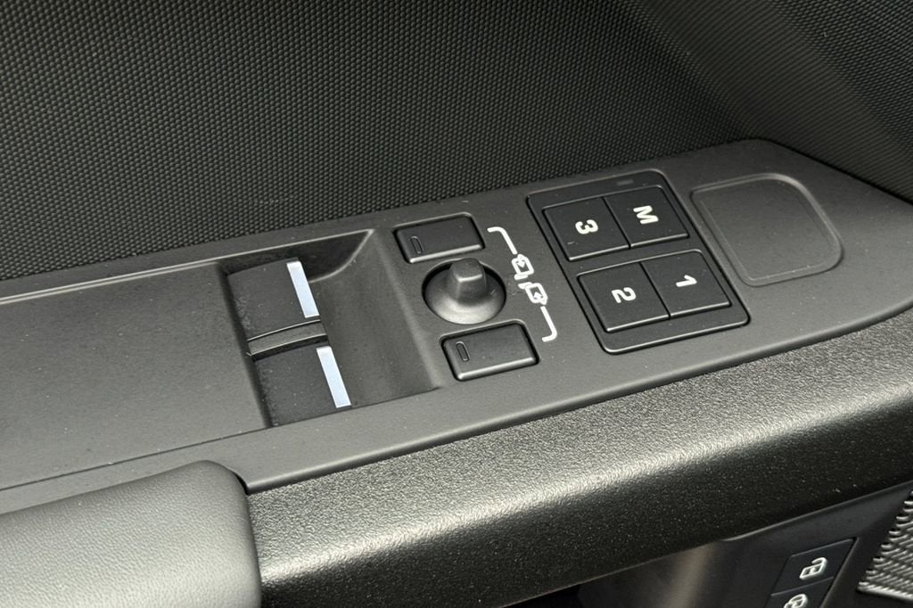 2023 Land Rover Defender V8