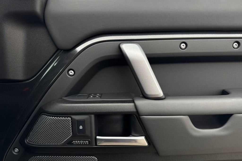 2023 Land Rover Defender V8